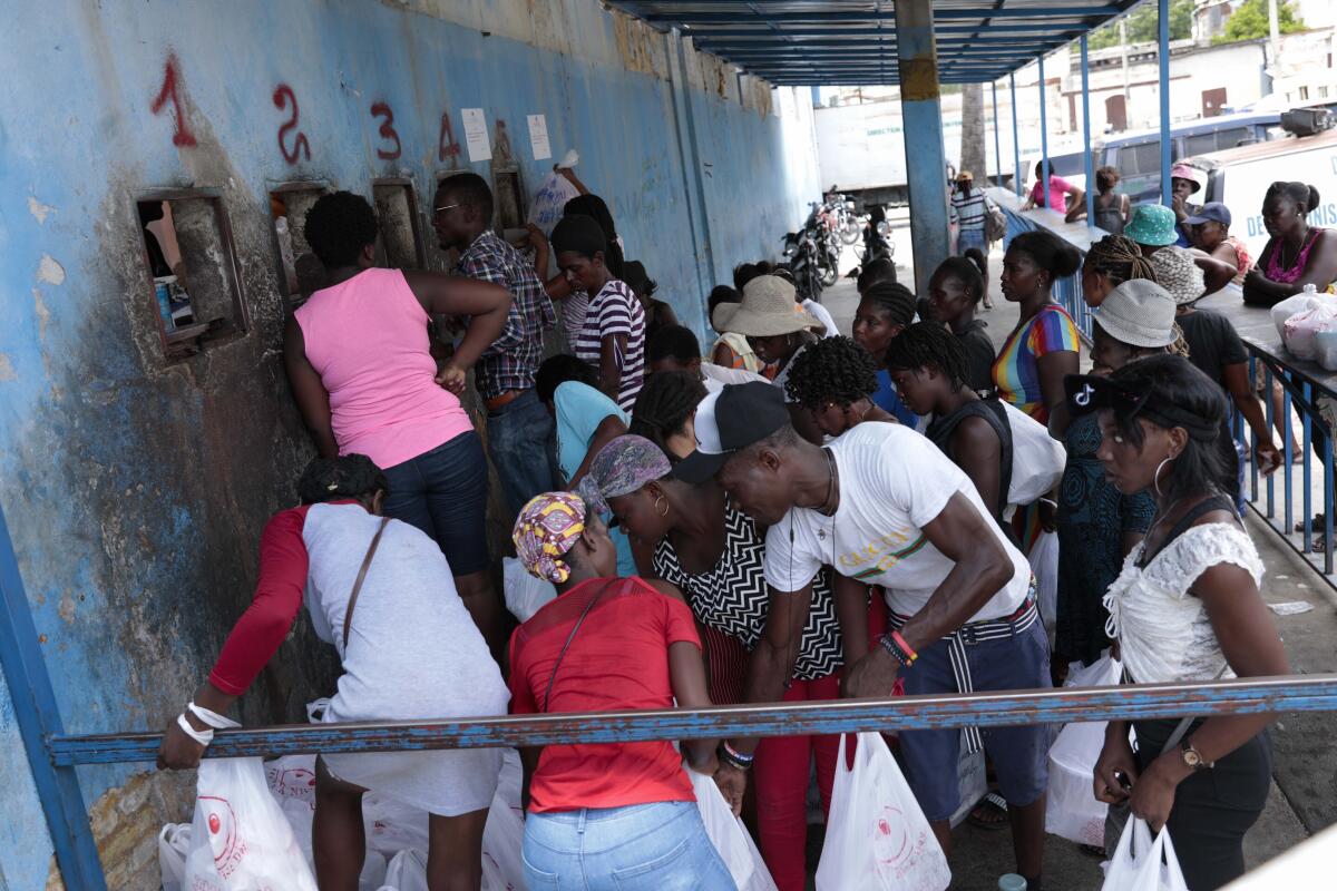 Decenas de personas reunidas frente a la Penitenciaría Nacional de Haití, 