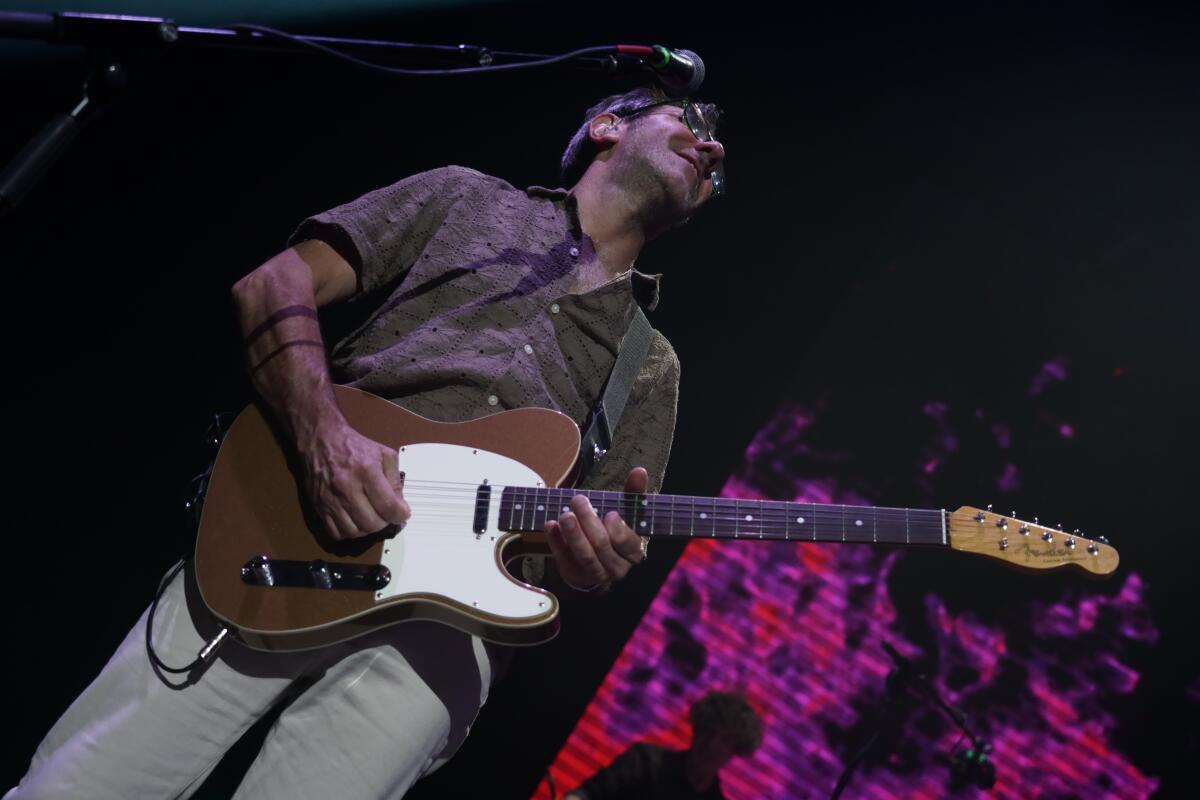 Gitaris dan penyanyi cadangan Gustavo Antonia dalam konser.