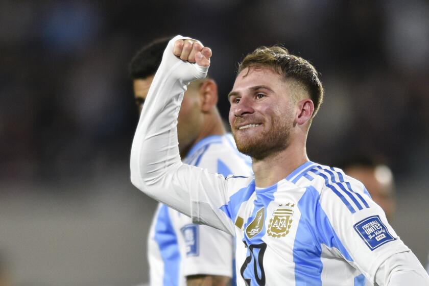 Alexis Mac Allister, de Argentina, celebra tras anotar su gol contra Chile por las eliminatorias sudamericanas al Mundial 2026 en el estadio Monumental de Buenos Aires, Argentina, el jueves 5 de septiembre de 2024 (AP Foto/Gustavo Garello)