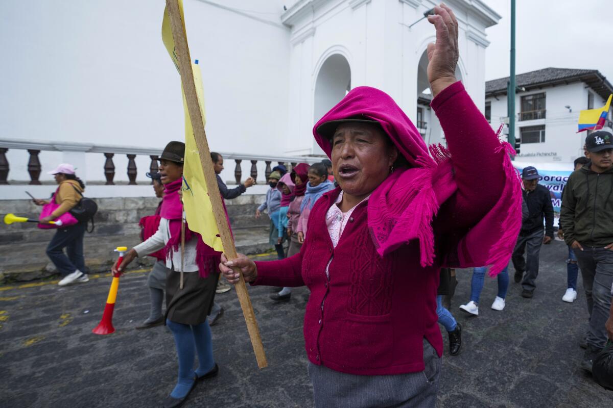 Mujeres indígenas marchan contra la propuesta del presidente Daniel Noboa 