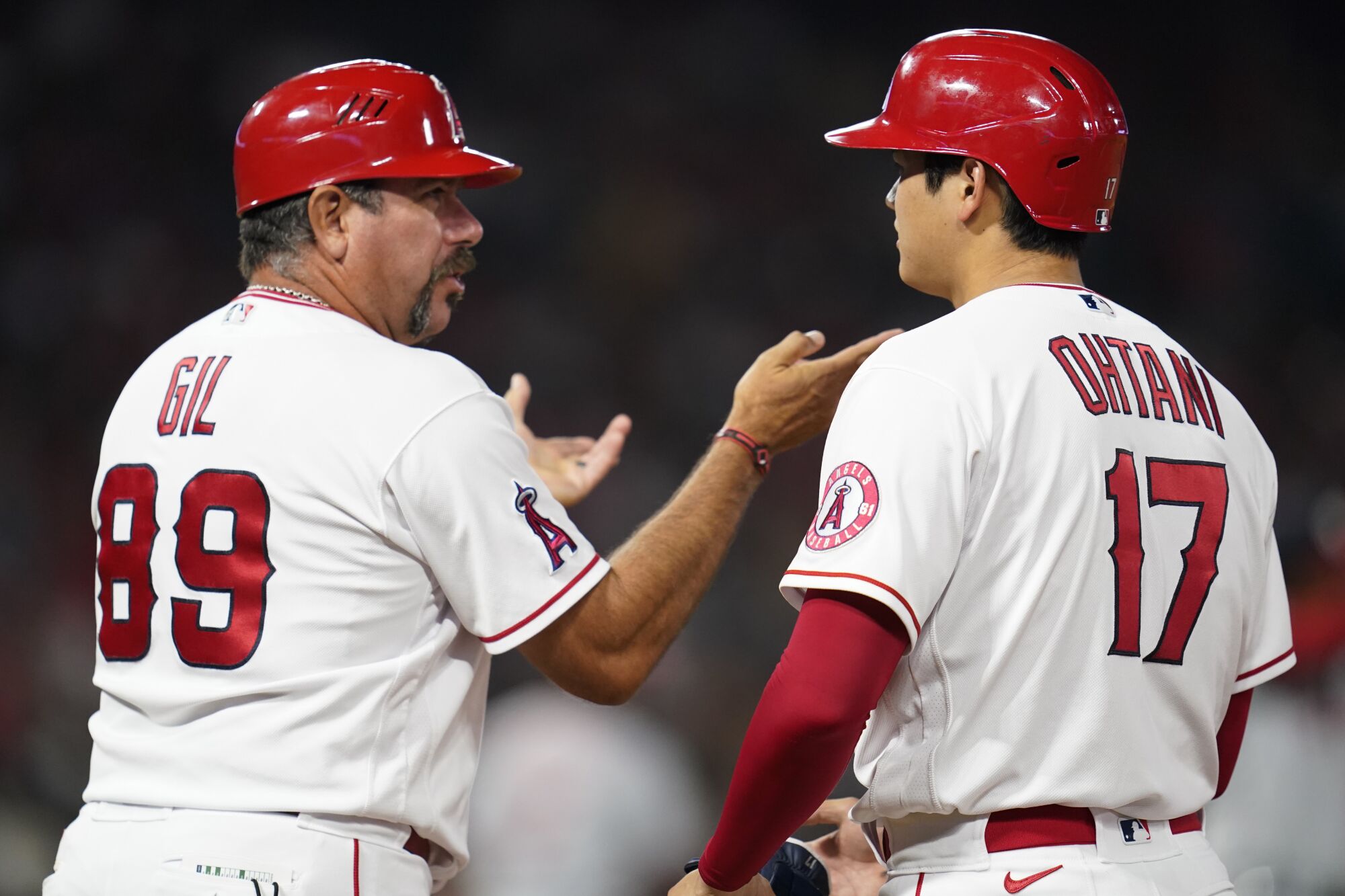 Angels ilk temel koçu Benji Gil, atanmış vurucu Shohei Ohtani ile konuşuyor.