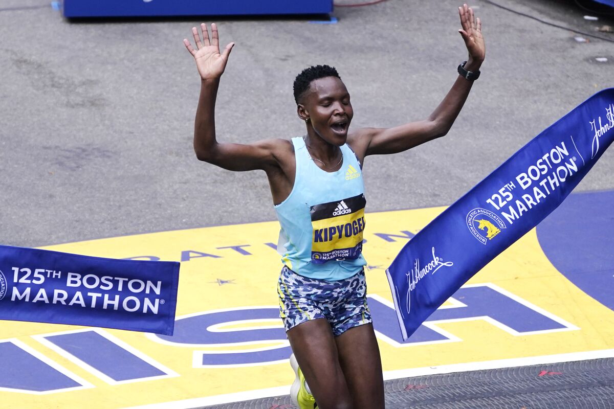La keniana Diana Kipyogei celebra al ganar el maratón de Boston, el lunes 11 de octubre de 2021. (AP Foto/Charles Krupa)
