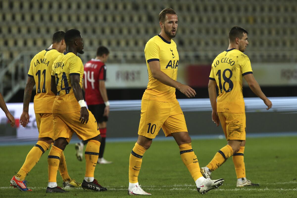 Harry Kane, centro, se prepara para reanudar las acciones después de anotar el tercer gol 