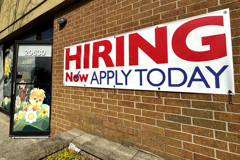 Anuncio de oferta de empleo en Riverwoods, Illinois, el martes 16 de abril de 2024. (AP Photo/Nam Y. Huh)
