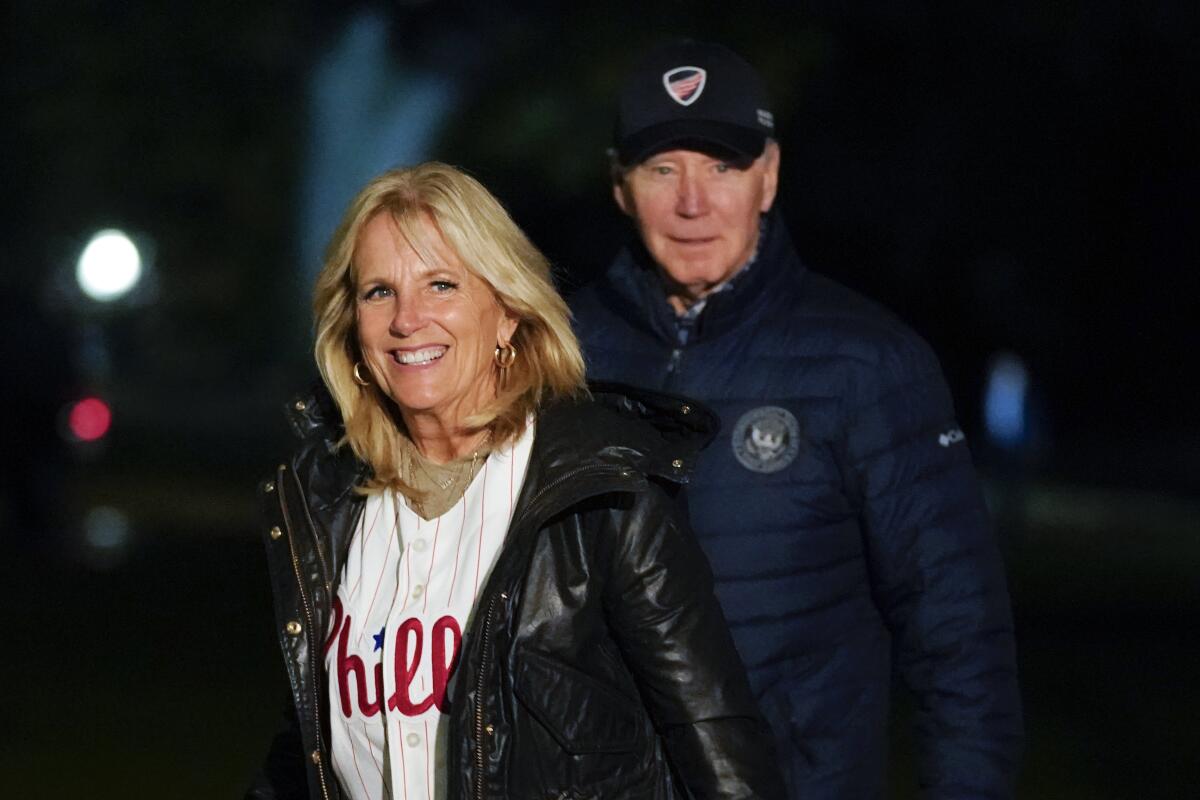 ARCHIVO - La primera dama Jill Biden porta una camiseta de los Filis de Filadelfia