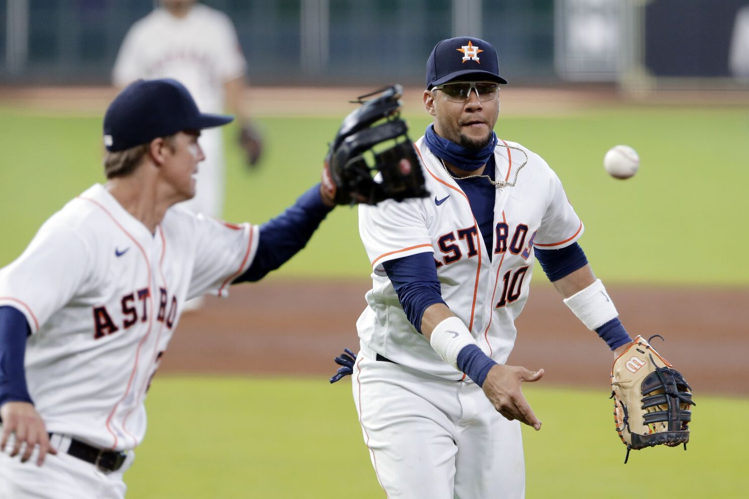 Yuli Gurriel injury: Astros 1st baseman has right knee discomfort