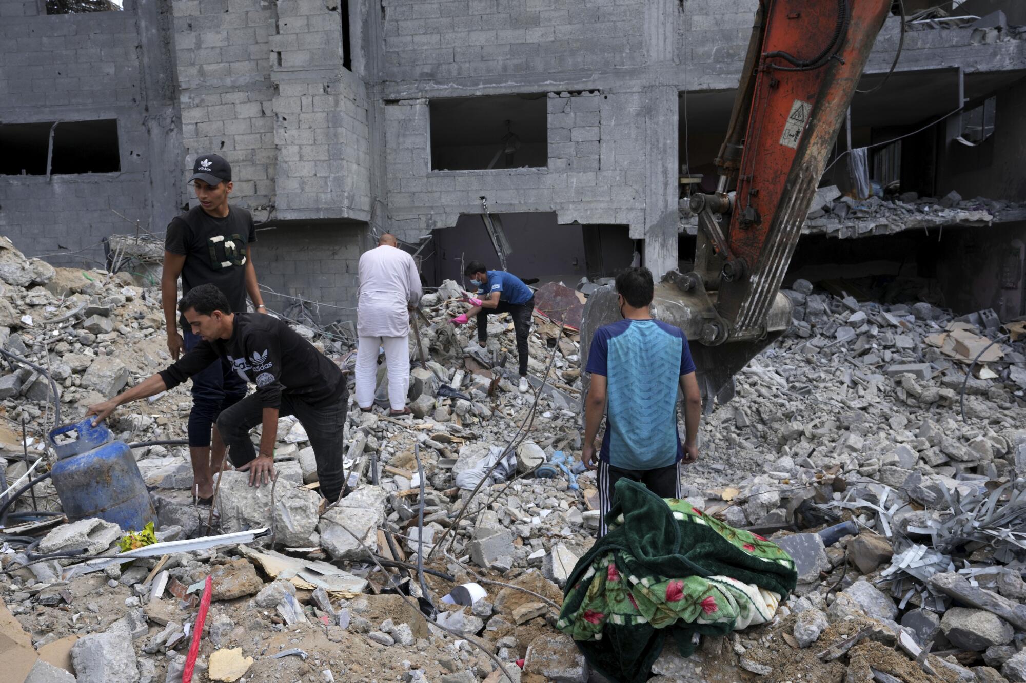 People recovering bodies of people killed in Israeli bombardment of Gaza Strip