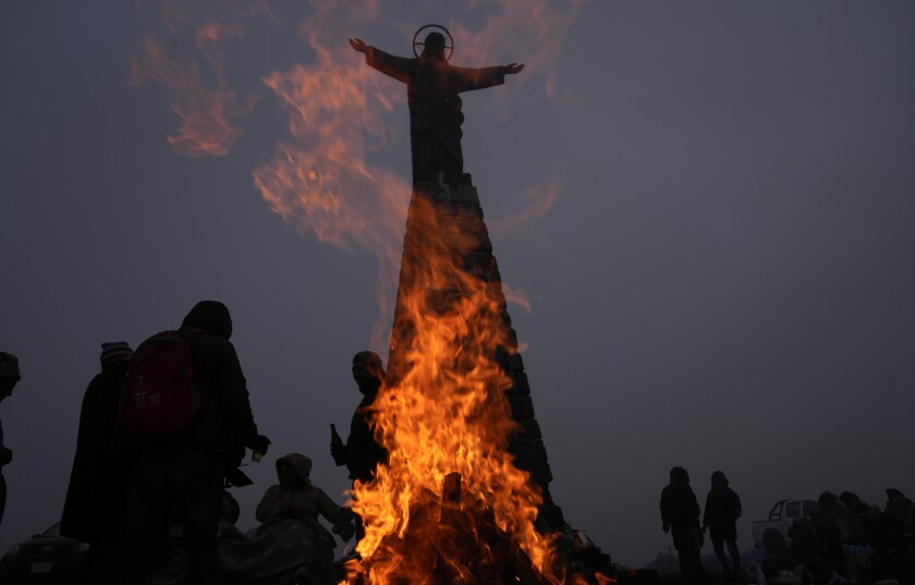 La gente quema ofrendas en honor a la "Pachamama", o Madre Tierra, en La Cumbre,
