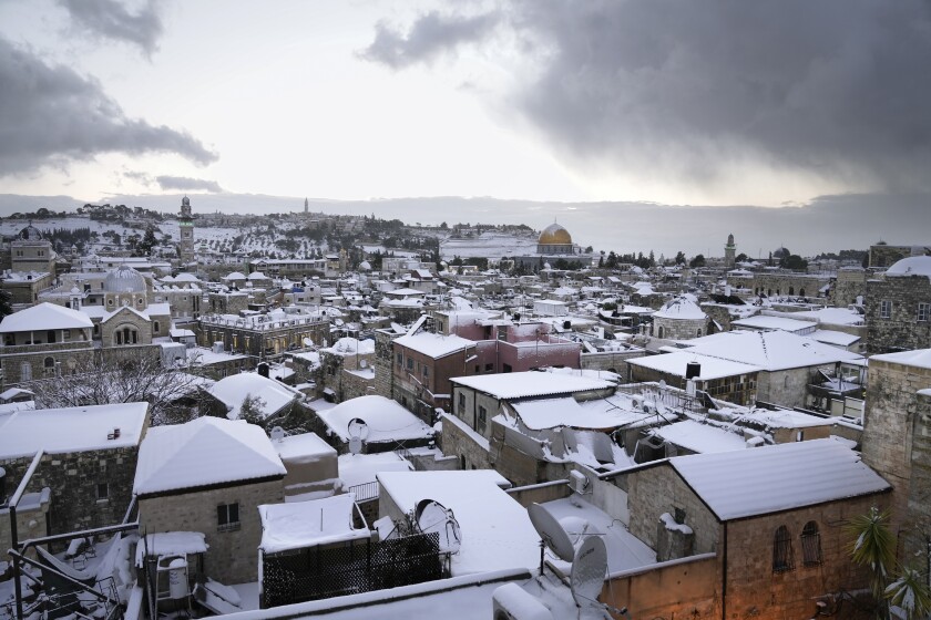Una inusual nevada cubre Jerusalén de blanco