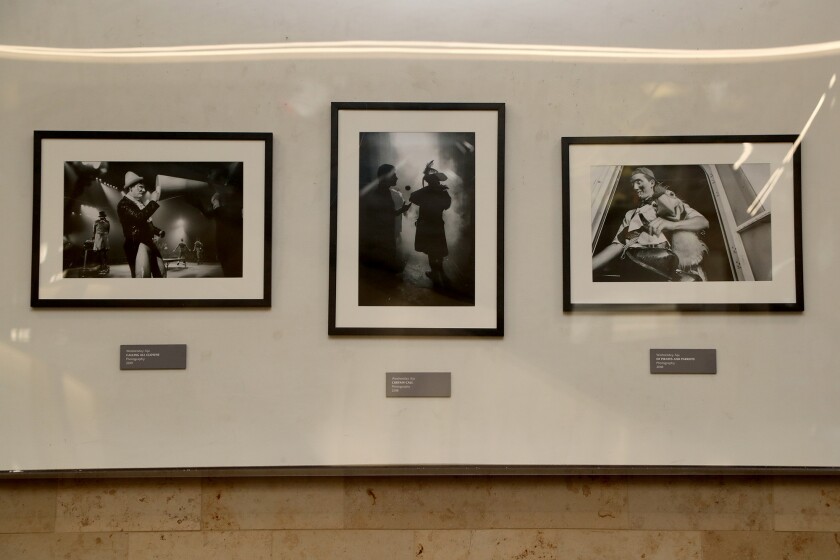 Trois photos d'artistes de cirque prises par le photographe Wednesday Aja à l'aéroport John Wayne.