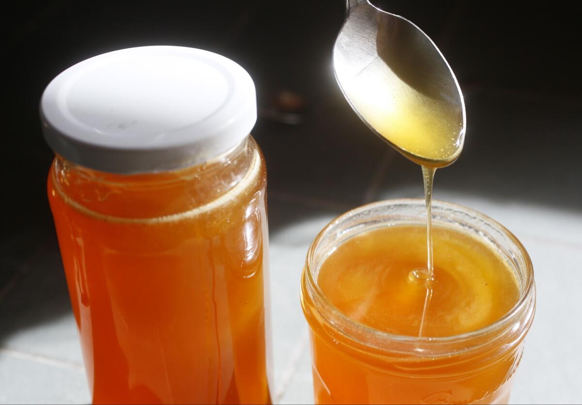 Los antioxidantes de la miel ayudan a combatir los radicales libres en el cuerpo.