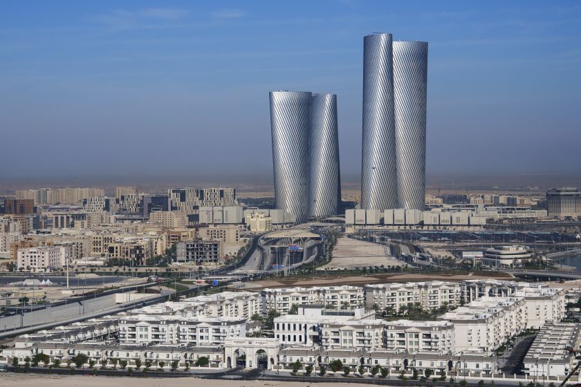 En la imagen, vista de las torres plaza Lusail, en el centro de Lusail, en Qatar, el 24 de noviembre de 2022. (AP Foto/Pavel Golovkin)