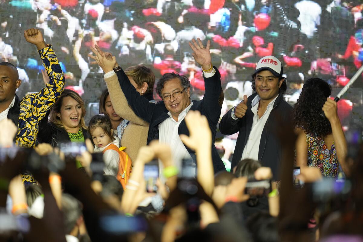 ARCHIVO - El candidato presidencial Gustavo Petro, en el centro, 