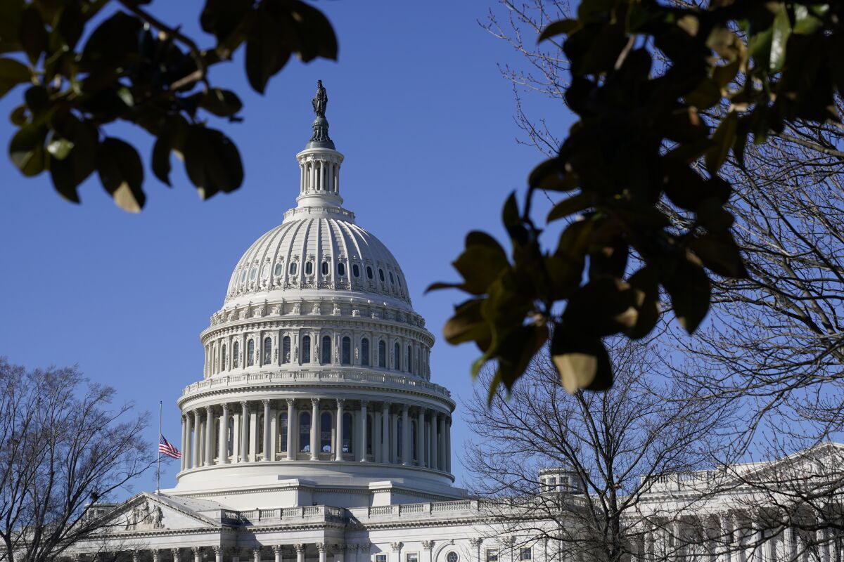La luz del sol brilla sobre la cúpula del Capitolio el lunes 21 de febrero de 2022, en Washington. 