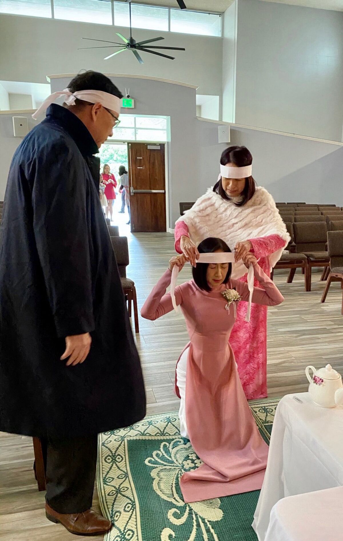 Singers Y Lan and Quynh Huong, daughters of diva Thai Thanh, and their brother Viet Le wore pink for their mother's memorial service, saying the color brought her happiness.