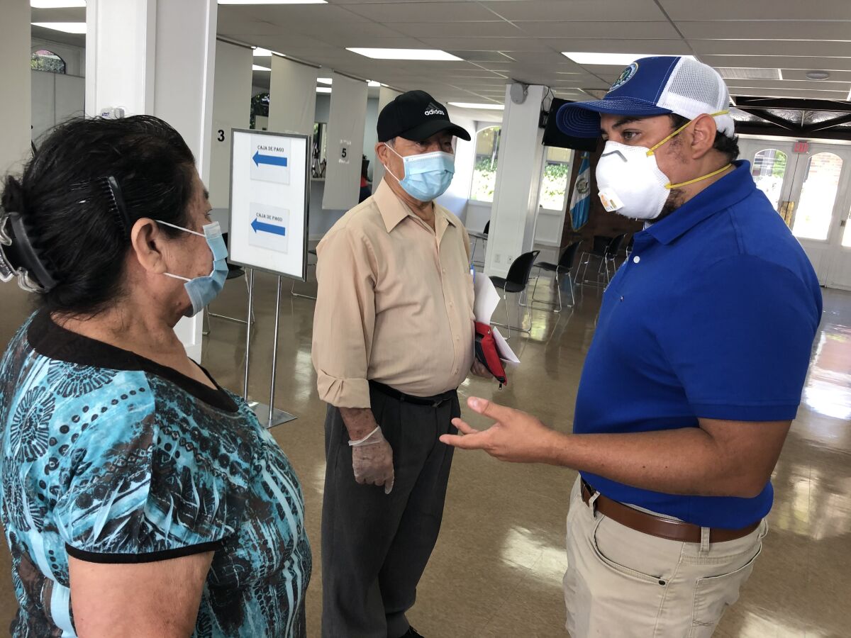 En esta imagen aparece Tekandi Paniagua, cónsul general de Guatemala en Los Ángeles.