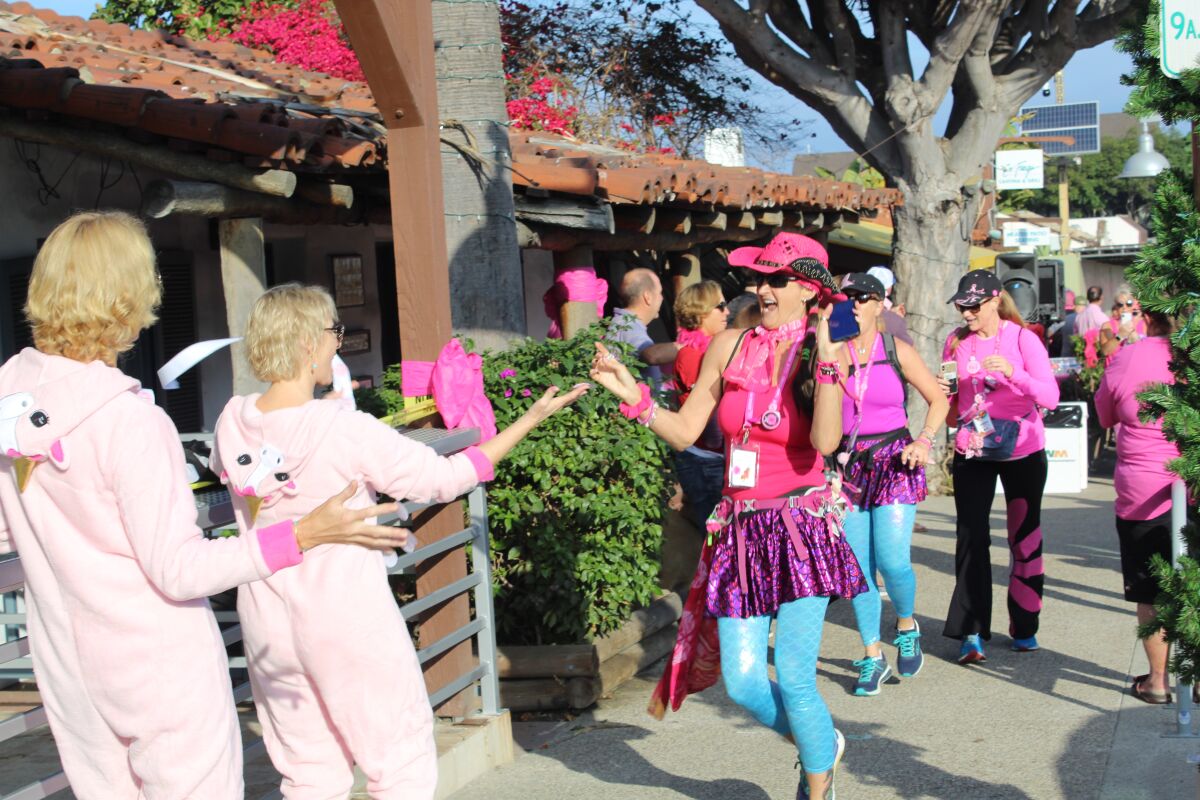 Del Mar cheers on walkers at the 2019 3-Day.