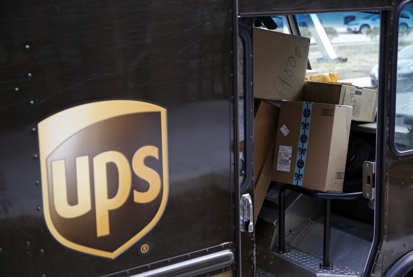 Paquetes esperan su entrega dentro de un camión de UPS en esta foto de archivo de 2018.