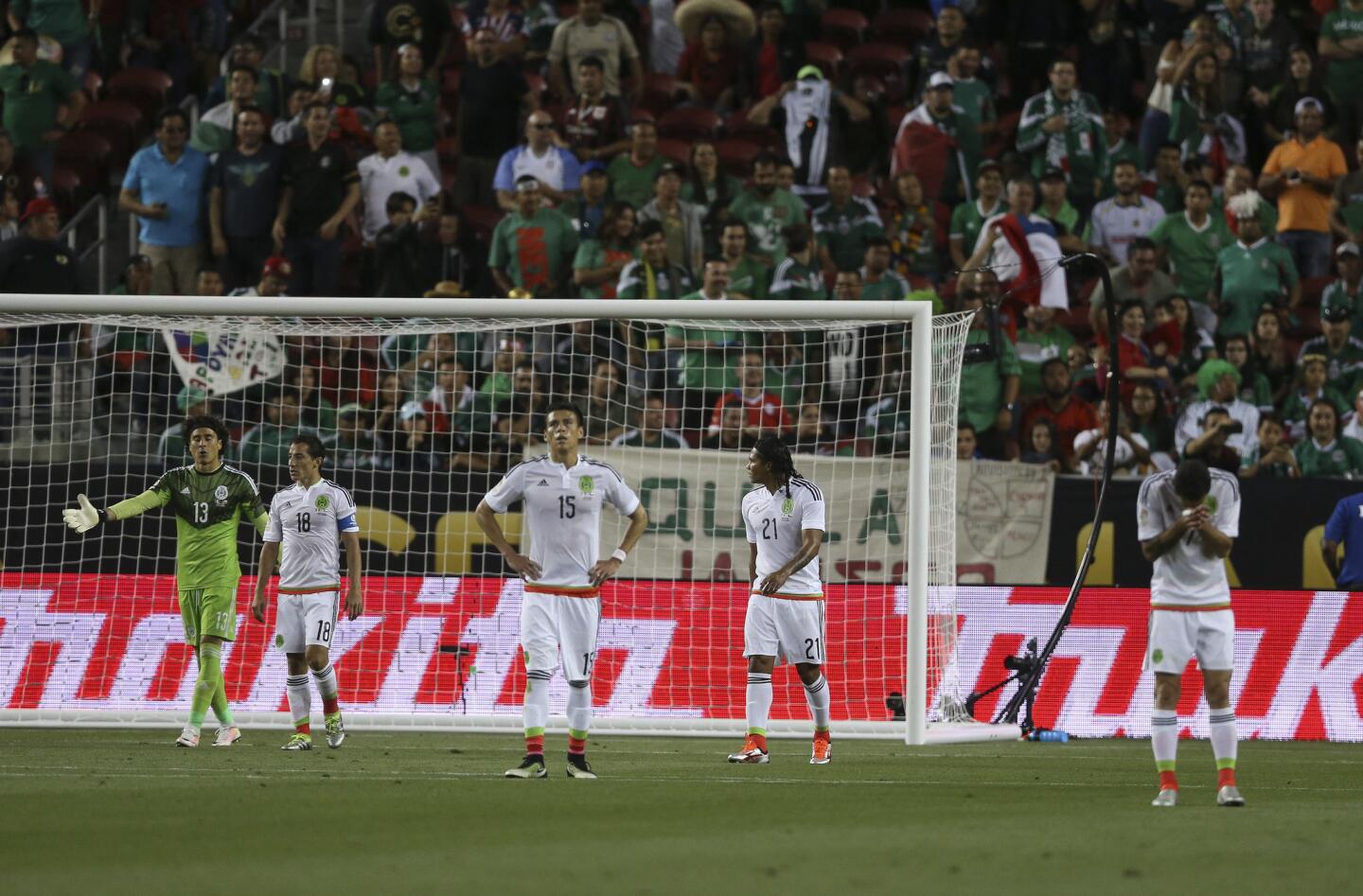 Jugadores mexicanos se lamentan tras el séptimo gol en contra ante Chile por los cuartos de final de la Copa América Centenario, en el Levi's Stadium de Santa Clara, California.