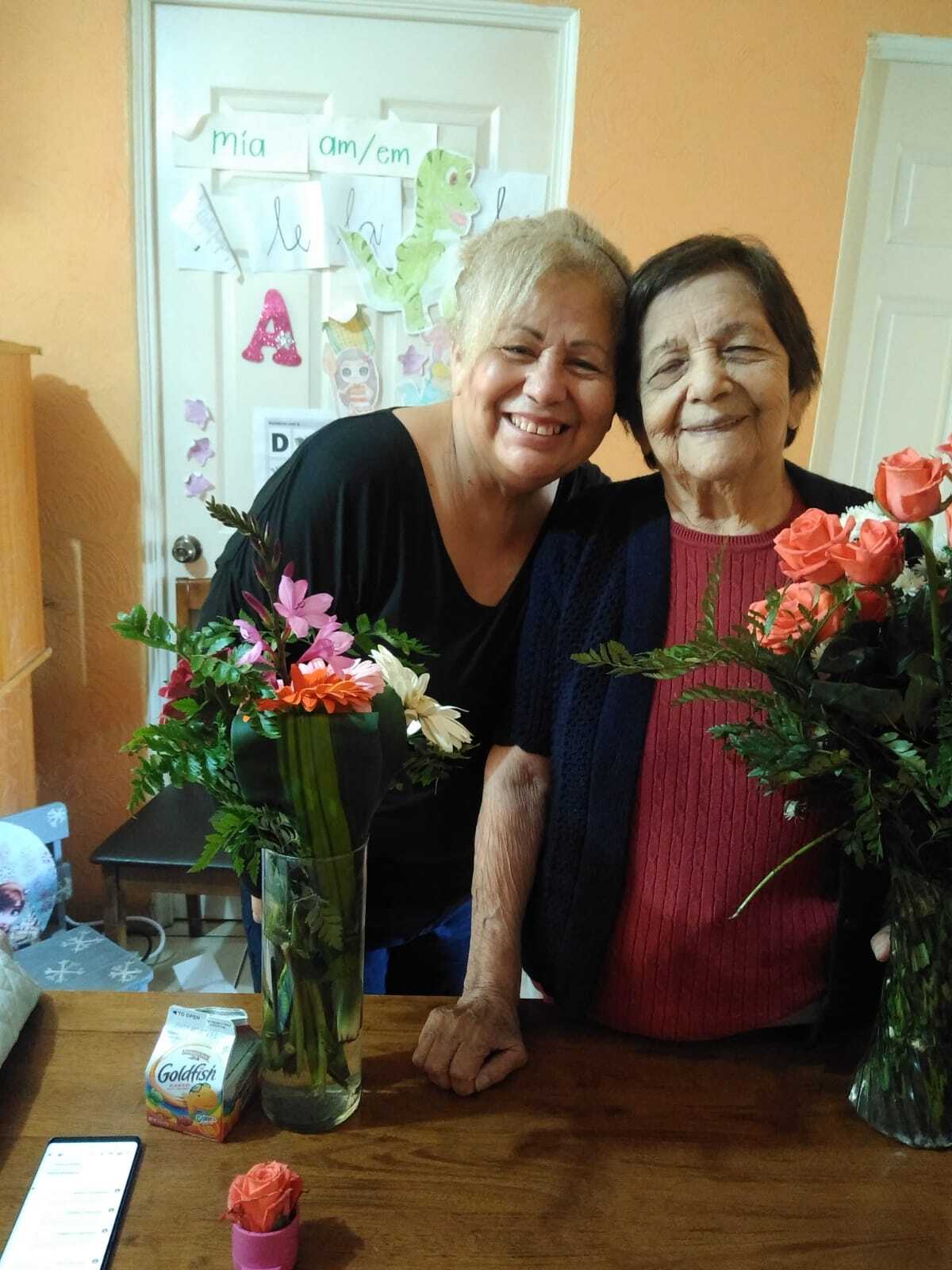 El reencuentro con su madre ha sido un milagro para Amarilys Ortiz (izquierda), quien sobrevivió al COVID-19 en L.A.