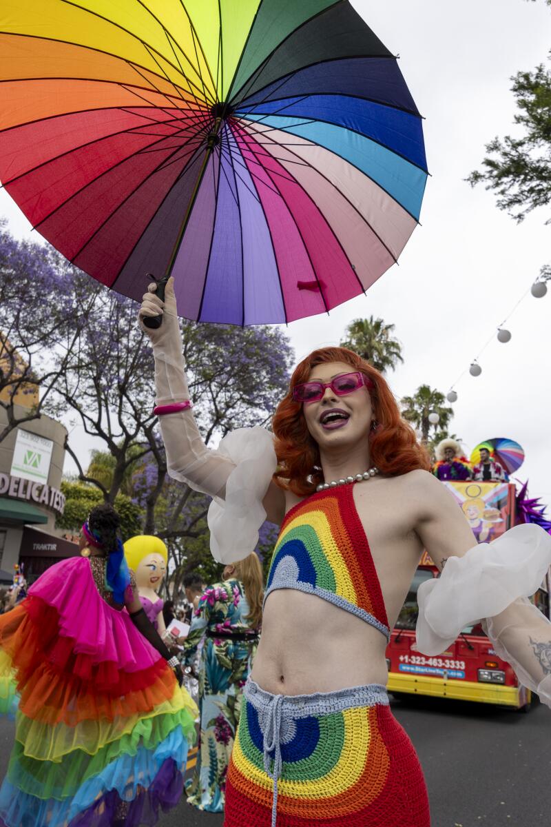 Participante en el Desfile del Orgullo Gay de West Hollywood de 2024.
