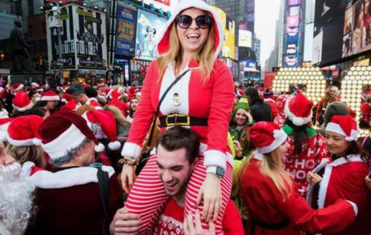 Personas disfrazadas de Papá Noel participan en el evento "SantaCon" en Nueva York, Estados Unidos, este sábado. EFE/ Justin Lane