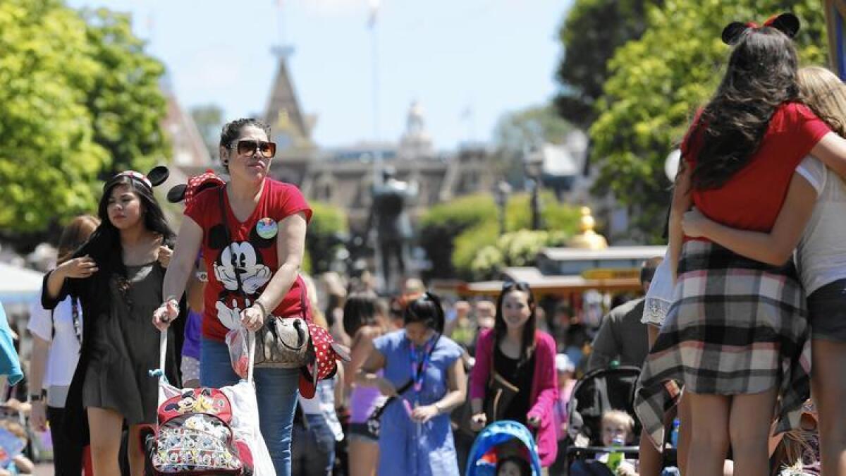 Walt Disney Co. está examinando activamente los precios “variables” para Disneyland, un sistema en el que los precios subirían durante los periodos de alta demanda. Arriba, los visitantes del parque caminan a lo largo de Main Street en mayo del 2014. ()