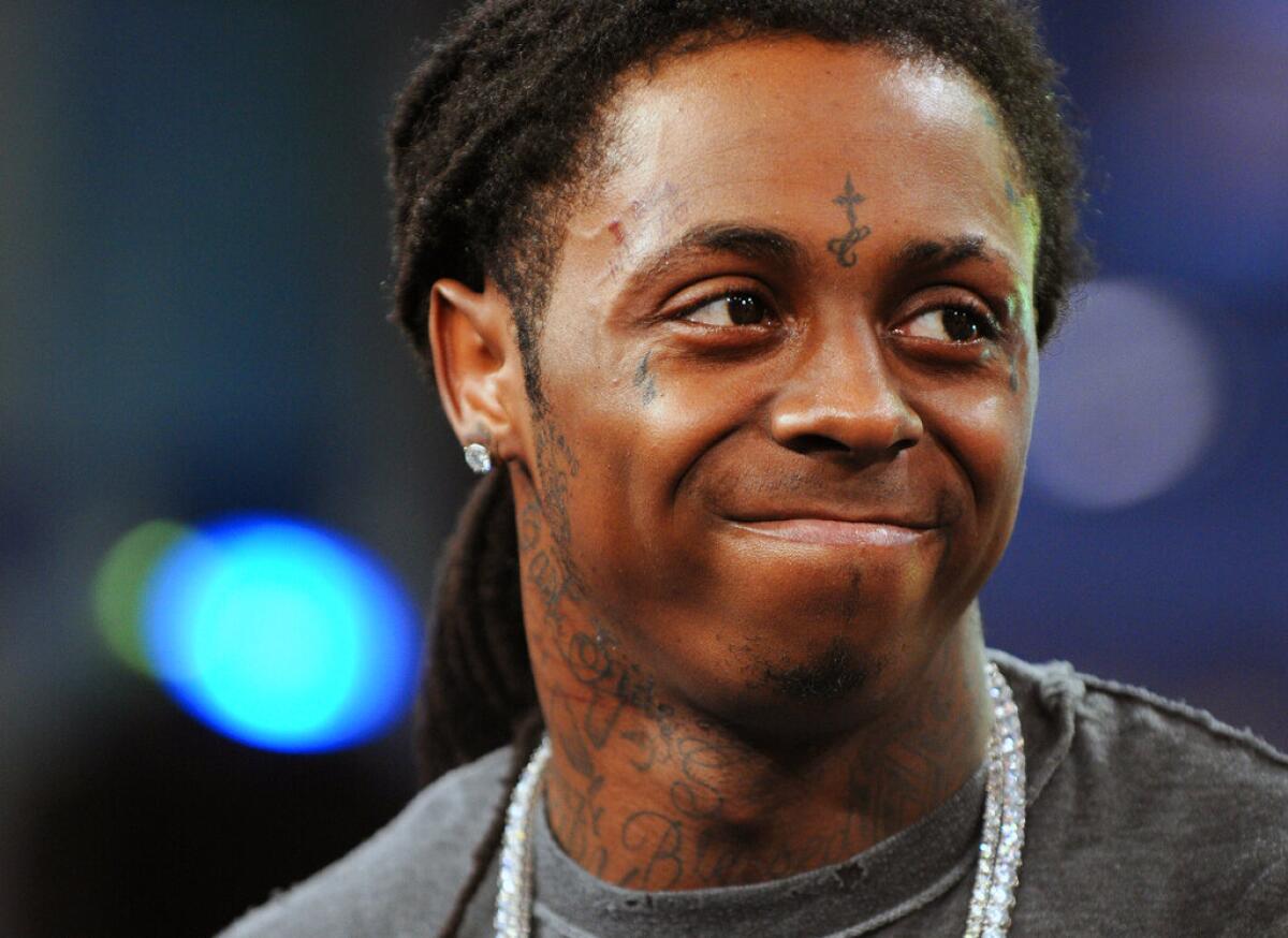 ARCHIVO – El rapero Lil Wayne participa en "Total Request Live" de MTV