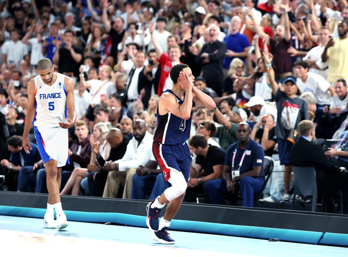 Amerikalı Stephen Curry, Fransa'ya karşı üçlük atmayı uyuma taklidi yaparak kutluyor