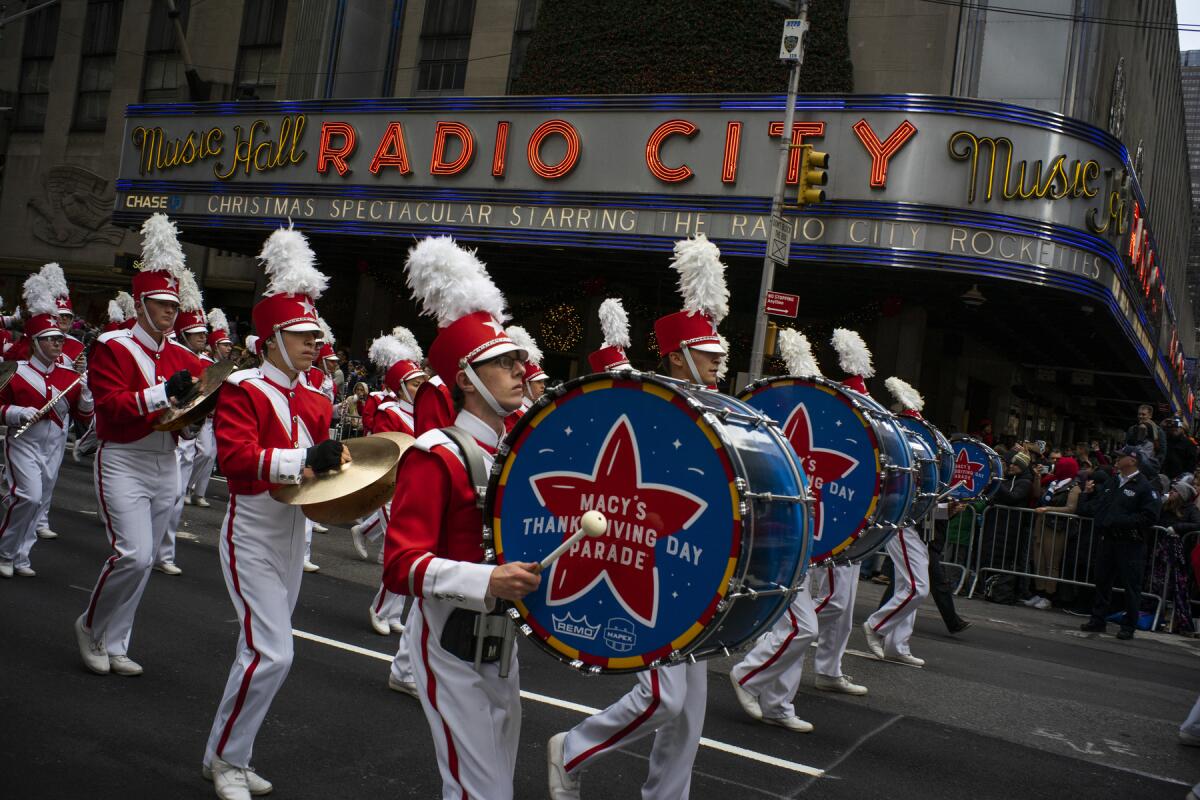 ARCHIVO - Juerguistas recorren la Avenida de las Américas frente al Radio City Music Hall 