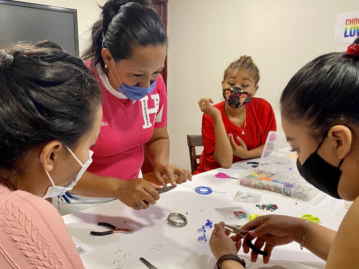 Mujeres migrantes se ayudan entre sí con taller que además sirve como terapia