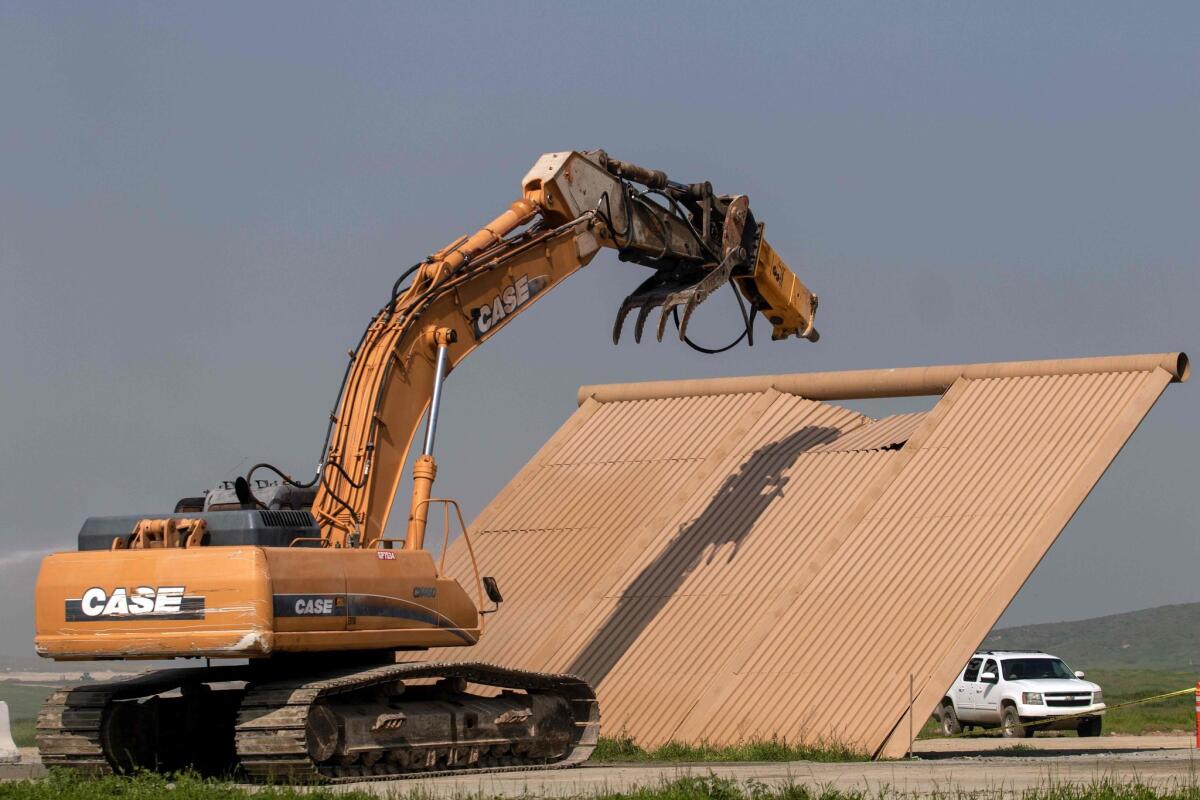 Un prototipo de muro fronterizo se derribó en la frontera de EE. UU. Y México, como se ve desde Tijuana, estado de Baja California, México, el 27 de febrero de 2019. - La semana pasada, el Departamento de Aduanas y Protección Fronteriza de los EE. UU. serán derribados para dar paso a una segunda barrera que separa a California y México.