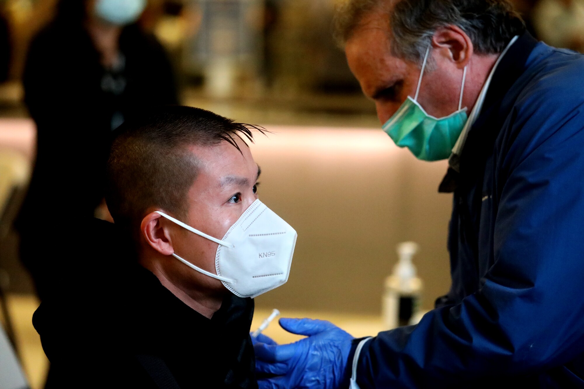 مردی در فرودگاه بین المللی لس آنجلس علیه کووید-19 واکسینه شد.
