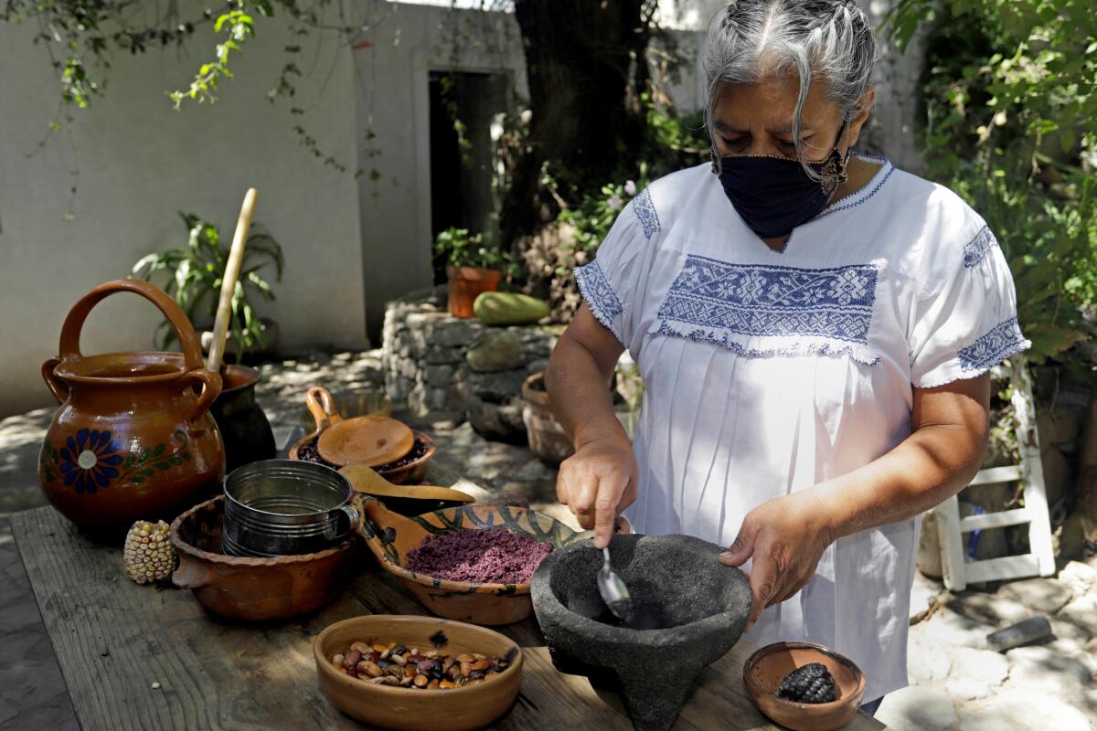 Cocinera indígena gana concurso de platos mexicanos con el prehispánico atole