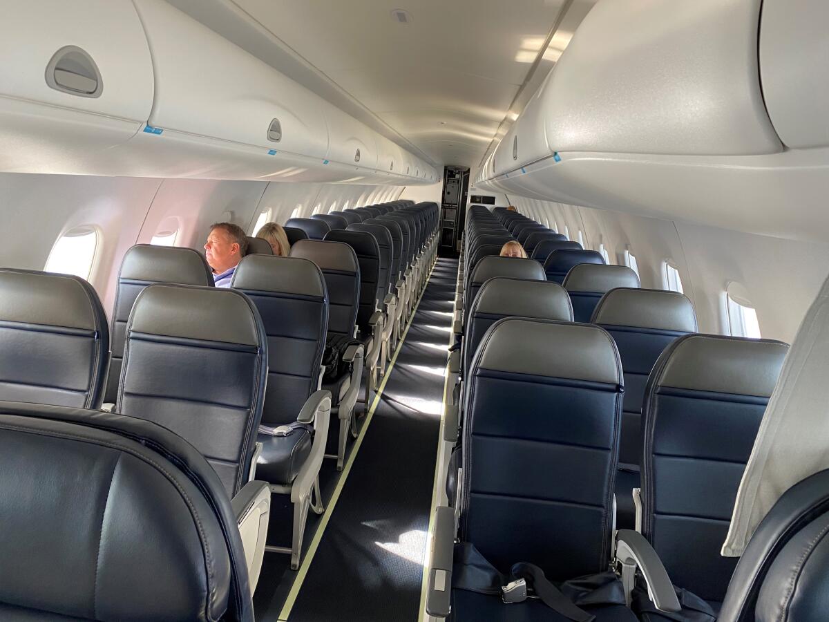 Un vuelo desde el Aeropuerto Internacional de Los Ángeles a Boise, Idaho, transportaba a sólo cuatro personas el 31 de marzo.