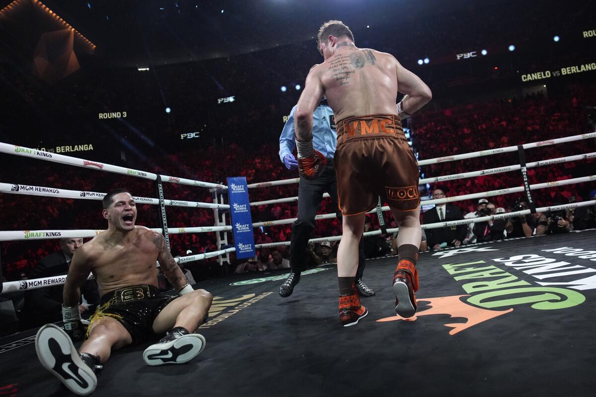 El mexicano Saúl "Canelo" Álvarez derriba al boricua Édg