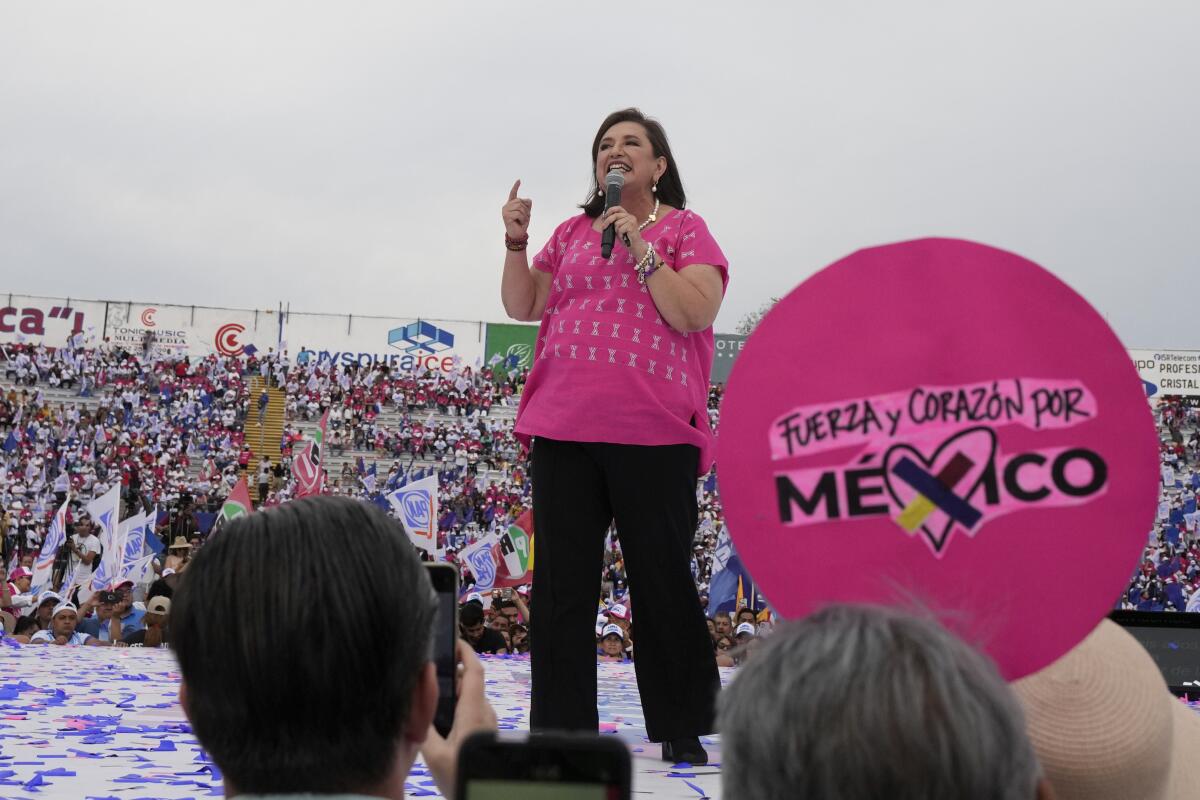 ARCHIVO - La candidata opositora presidencial Xóchitl Gálvez habla ante sus simpatizantes en acto de apertura de su 