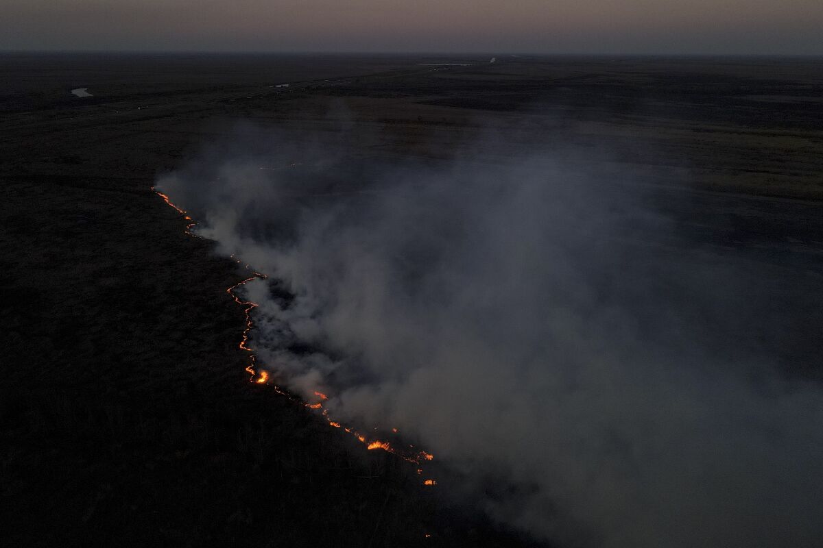 Los humedales arden en el delta del Paraná cerca de Victoria, provincia de Entre Ríos, Argentina, el martes 16 de agosto de 2022. Los incendios han estado causando estragos en el delta del Paraná durante varias semanas. (Foto AP/Natacha Pisarenko)