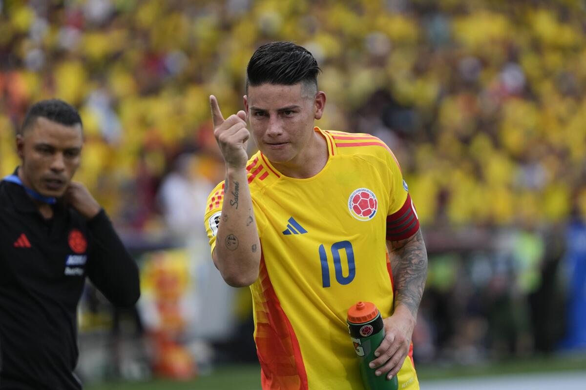 James Rodríguez celebra tras anotar de penal el segundo gol de Colombia ante Argentina