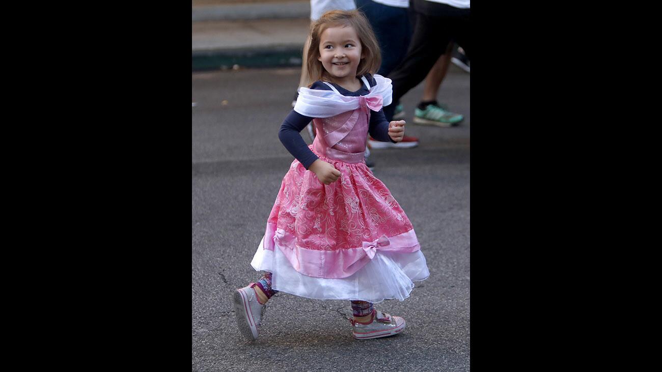 Photo Gallery: Large crowd up early for the annual Burbank YMCA Turkey Trot