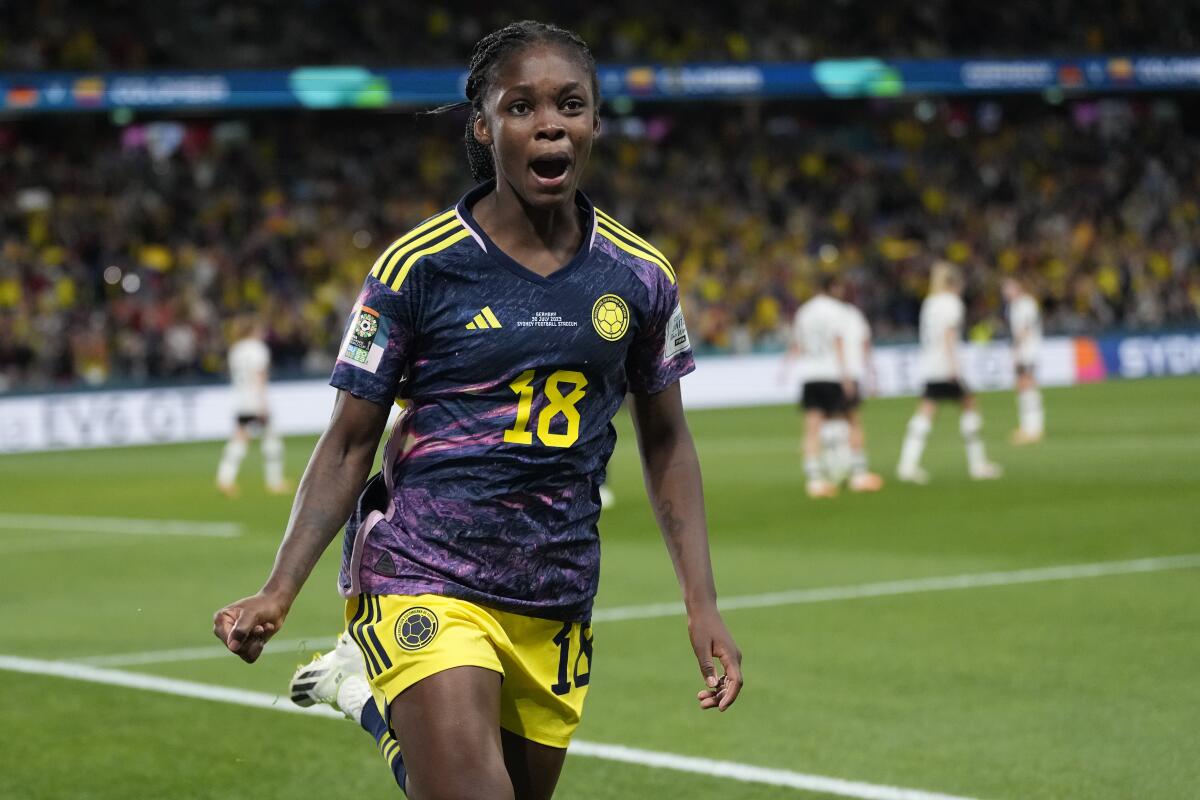 La colombiana Linda Caicedo celebra tras anotar el primer gol de su equipo durante su juego del Grupo 