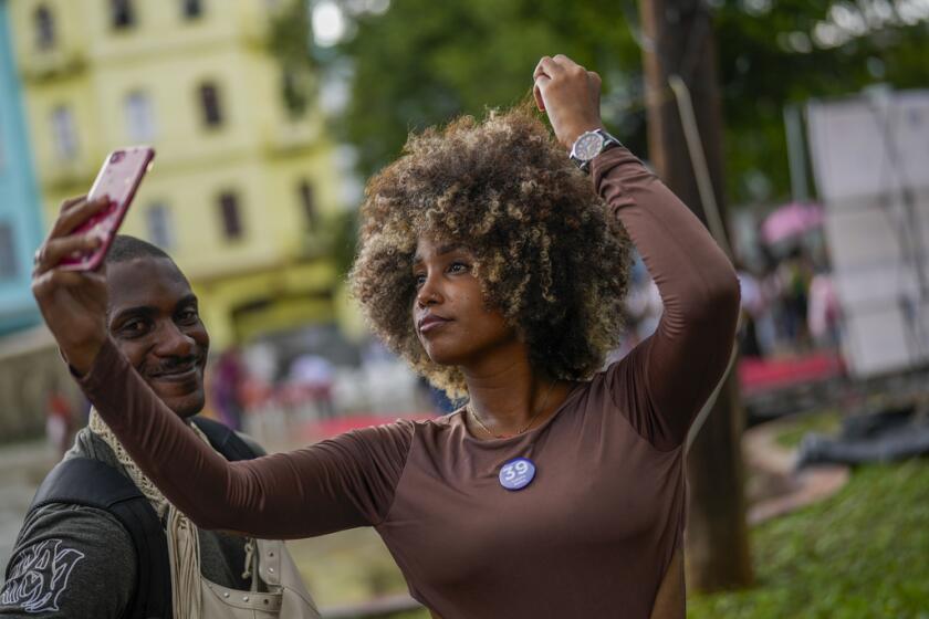 Una mujer se arregla el cabello antes de caminar por la pasarela