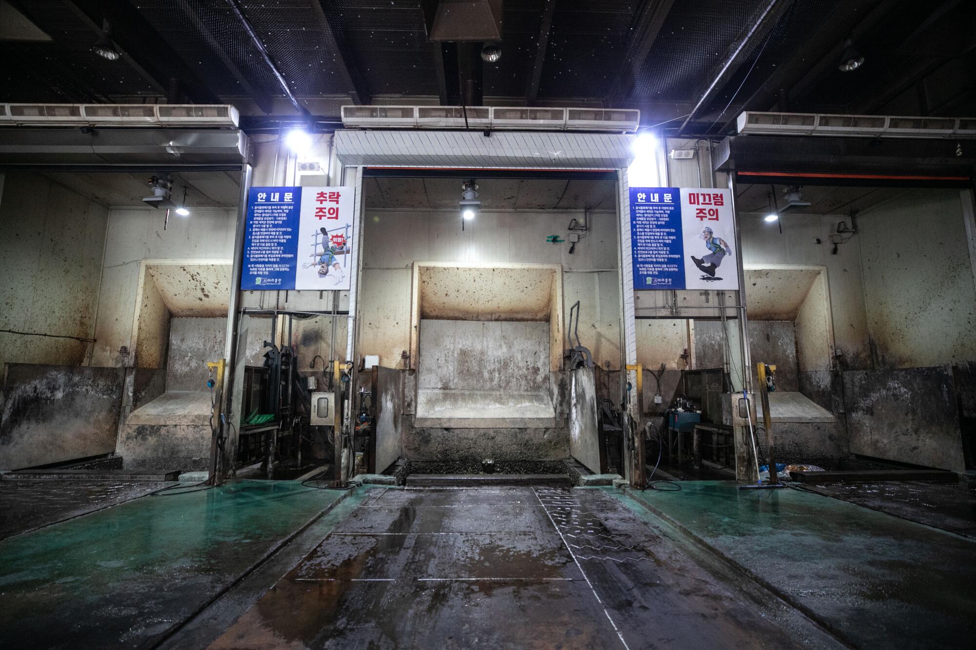 На предприятии пищевой промышленности в Сонгпе пищевые отходы сбрасываются в бункеры.
