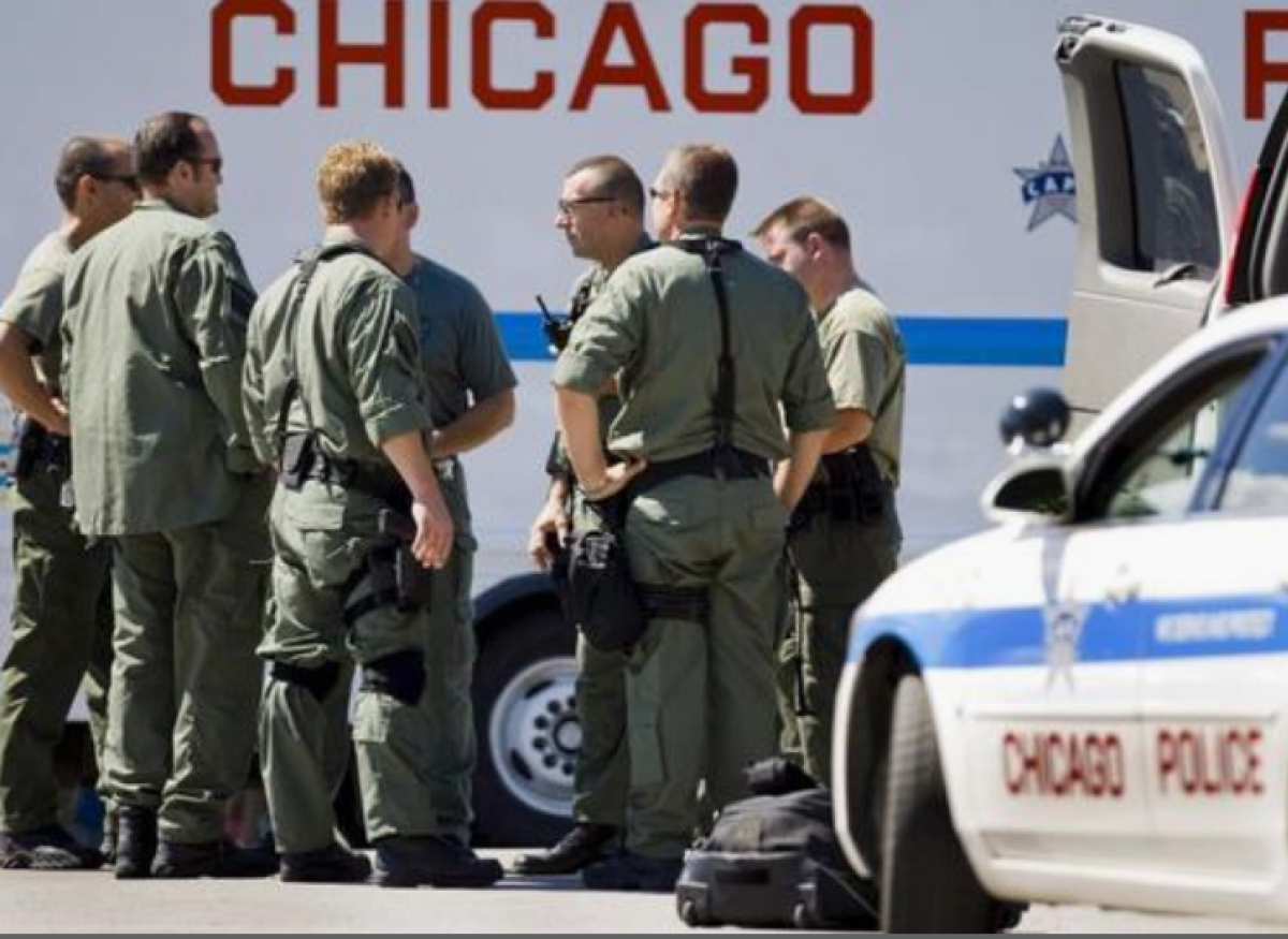 Agentes de la policía de Chicago conversan cerca del banco donde se produjo un atraco el 30 de agosto en Chicago, Estados Unidos. EFE/Tannen Maury/Archivo