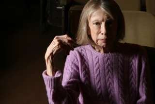 o femeie care prezintă într-un pulover violet tricot-cablu