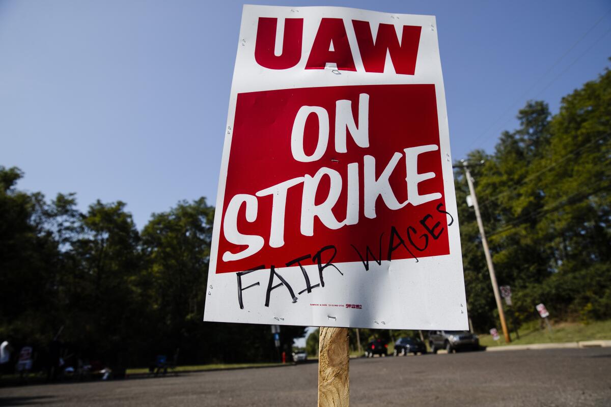 A UAW picket sign