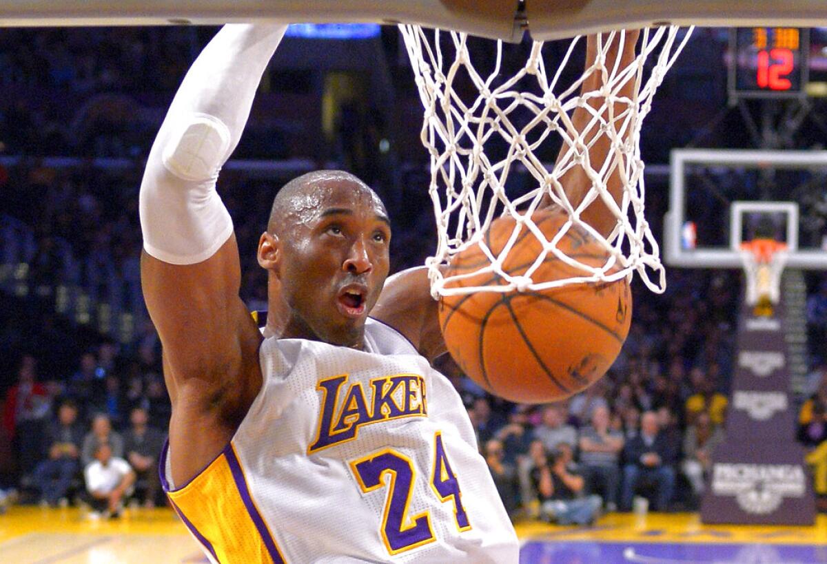 ARCHIVO - En esta foto del 4 de enero del 2015, el astro de los Lakers de Los Ángeles Kobe Bryant clava la pelota en un partido de la NBA contra los Pacers de Indiana. Bryant murió el domingo, 26 de enero del 2020, en un accidente de helicóptero en California. Tenía 41 años. (AP Foto/Mark J. Terrill)