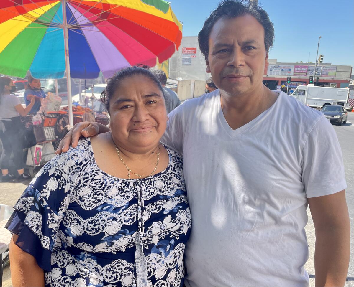 Eulalia Chávez y Joel Macario encontraron en la venta de comida una forma de ganarse la vida.