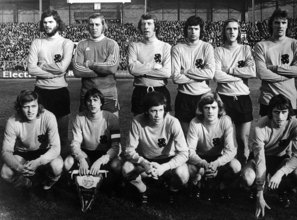 En esta foto del 21 de febrero de 1974, la selección de Holanda previo a jugar la final del Mundial de 1974. 