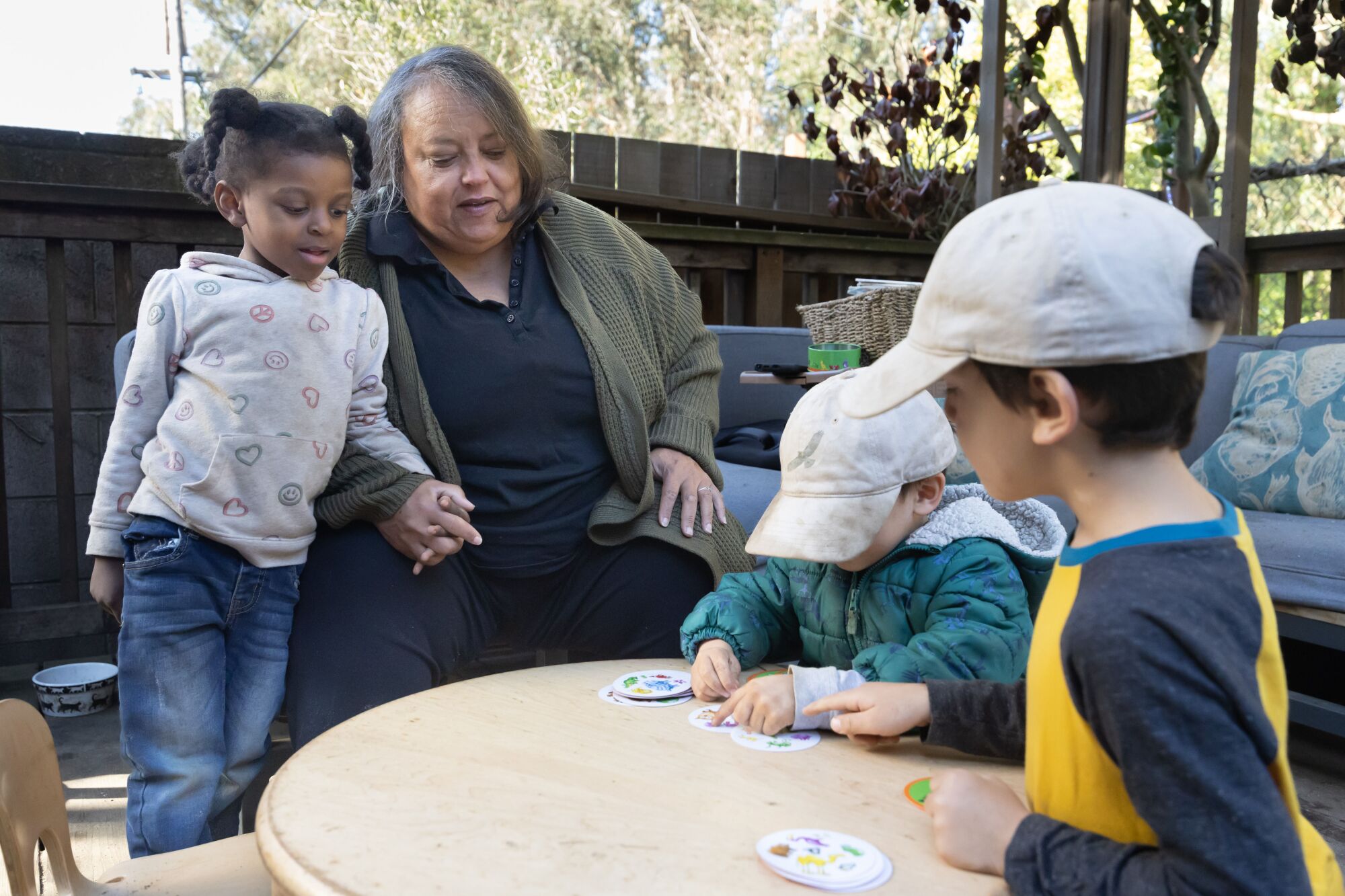 La propietaria Pat Sullivan  supervisa un juego de cartas con niños en Baby Steps en San Francisco.